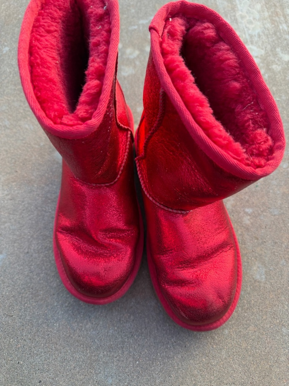 NEW UGG Girls Classic II Cozy Sheepskin Lined Pull-On Metallic Red Boots Sz 4 - Picture 2 of 11